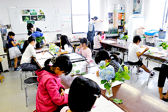 水彩をする児童画コース