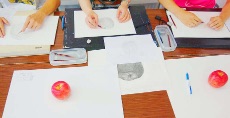 無料体験ではリンゴを描きますよ〜!(家族同時でもOK)