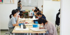 一般学生クラス<br>アトリエ展前なので自由制作している子が多め