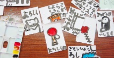児童画クラス今年最後のテーマ「絵手紙風年賀状」