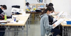 受験クラス「１・２年生はデッサン基礎」