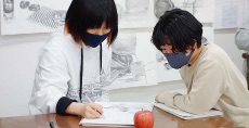 受験クラス「一般入試直前講習」<br>(りんごの描き方教わり中)