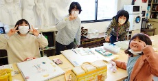 一般学生クラス「制作展に向けて作品制作」<br>(ハイチーズでパシャり)