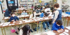 児童画クラス「元気の出る絵手紙」<br>(机の上は絵手紙でいっぱいに)