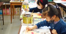 児童画クラス「キュビスムに挑戦!」<br>(今週は絵の具で色塗りでした!)