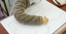 児童画クラス「ヘビの写生」<br>しっかり描いてあげてね!