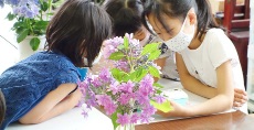 児童画クラス「アジサイの写生」<br>仲良し三姉妹