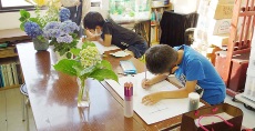 児童画クラス「アジサイの写生」<br>絵にかぶりつきの二人