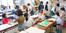 児童画クラス「雨傘の絵と詩」<br>一番人数が多い土曜クラス
