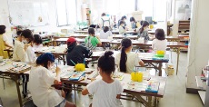 児童画クラス<br>今週は絵の具で色つけ