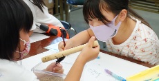 児童画クラス<br>触れない子は「さわりん棒」で観察