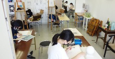 一般学生クラス<br>アトリエ展に向けて制作中