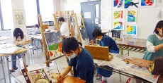一般学生クラス<br>アトリエ展に向けて制作中