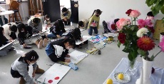 「バラとダリアの写生」制作風景