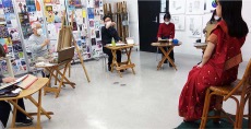 一般クラス「サリーを着た女性を描く」授業風景