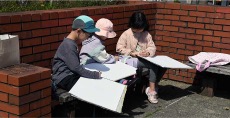 児童画クラス「駅前広場の写生」