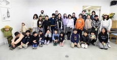 児童画土曜日クラスお楽しみ会集合写真