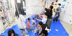 児童画クラス「空中画を合作しよう」